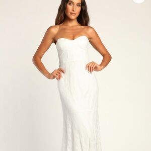Women’s White lace bustier trumpet dress size small